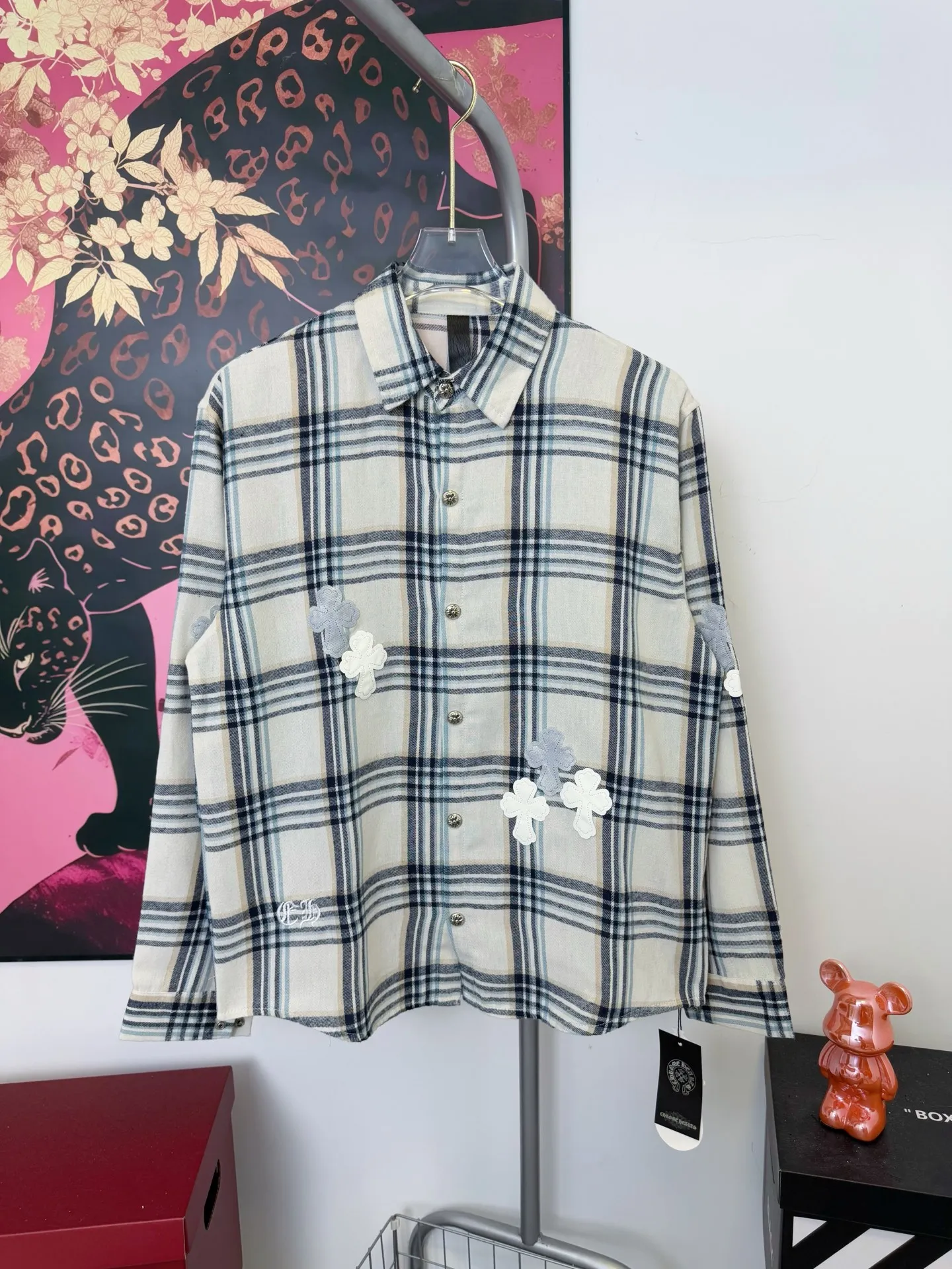 P190 ChromeHearts Miami limited-edition plaid shirt with embroidered leather label. Same style as ChromeHearts counters. Made of 300g pure cotton fabric. Very textured on the handle. Three-dimensional and atmospheric. Versatile and easy to wear in autumn. Simple and elegant. Adopts os version. The upper body effect is great. Suitable for all body types. Soft and comfortable. CH letter cross embroidery on the front ➕ horseshoe embroidered leather label on the back ➕ cross button custom hardware. Small mark on the hem. Resistant to machine washing. Does not fade or deform. Complete accessories, original mold opening, perfect restoration of zp 2:1, same style for men and women, versatile and easy to choose, size s m l xl color picture color